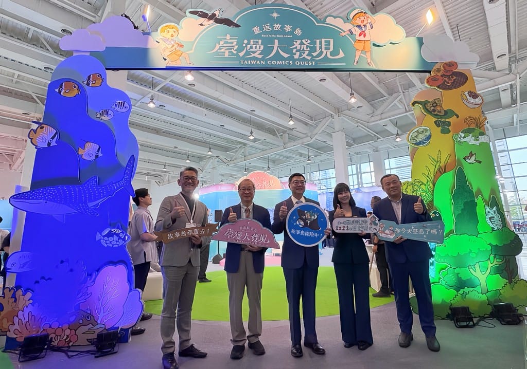 行政院長卓榮泰與文化部長李遠皆前往台漫館。 圖：文策院提供