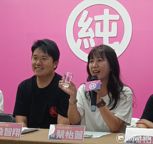 蔡怡萱向何欣純喊話，希望未來的第三波募款周邊，能推出毛孩專屬的可愛領巾或寵物T恤，讓毛爸毛媽們也能帶著毛寶貝一起力挺。 圖：唐復年/攝