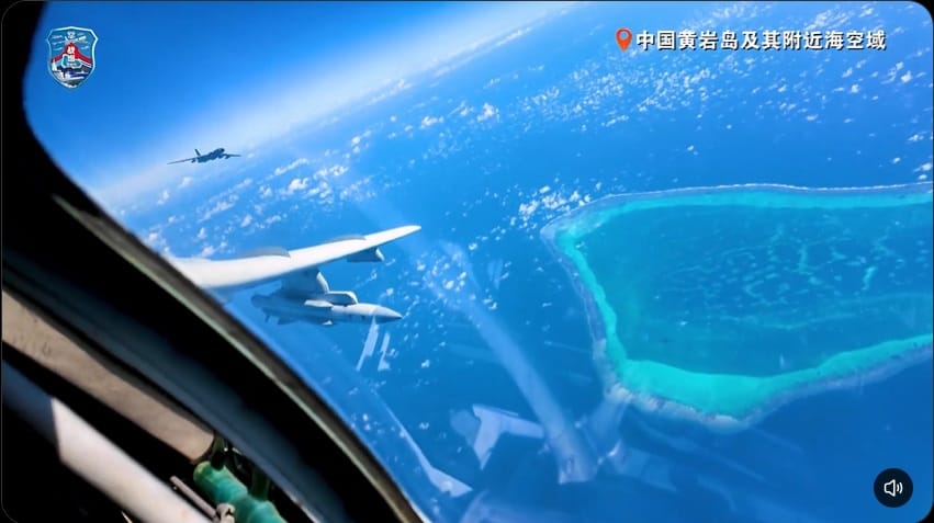 中國解放軍南部戰區30日黃岩島戰備警巡。官方發布的影片刻意凸顯戰機「掛彈」、俯瞰黃岩島潟湖。 圖：截取「X」@ChinaMilBugle