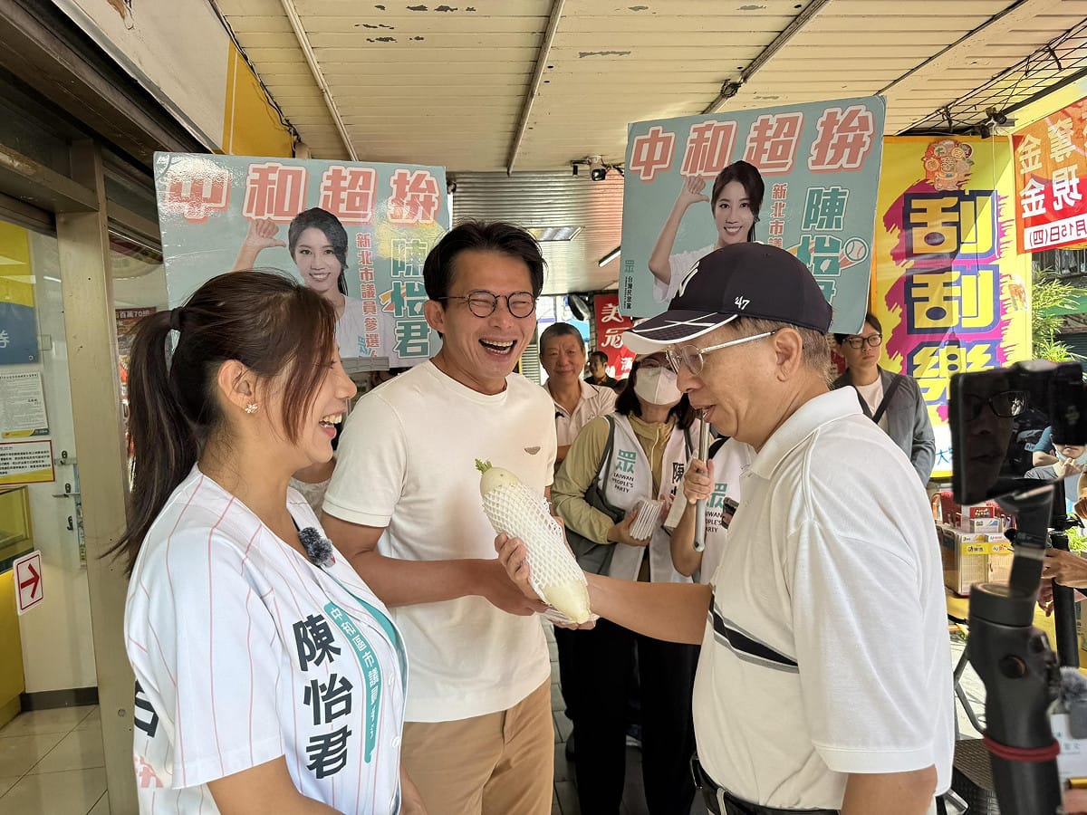 民眾黨主席黃國昌今陪同黨籍新北市議員參選人陳怡君掃街。 圖：民眾黨 / 提供