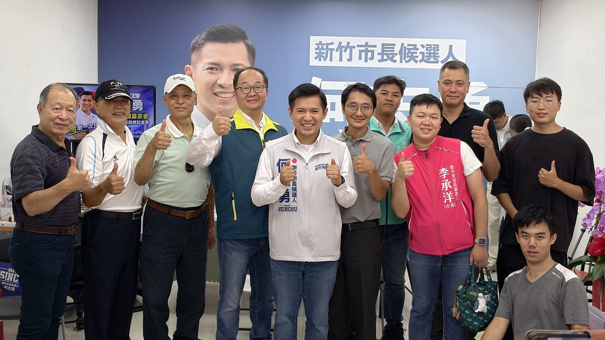 新竹市長候選人何志勇舉行競選總部開幕茶會，東區市議員候選人錢康明、陳珍裕，北區市議員候選人孫宗孝，香山區市議員候選人蔡志堅，以及多位現任里長、里長候選人到場支持。 圖：何志勇辦公室/提供