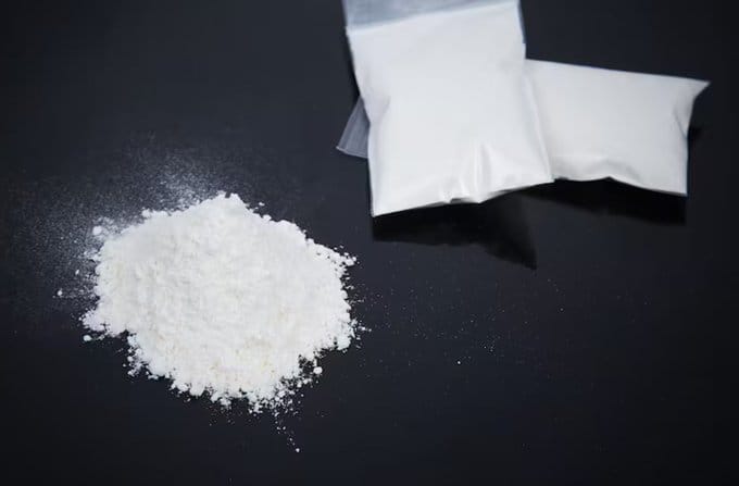 斐濟的司法機構近期爆發一起驚天醜聞，被扣押存放在高等法院金庫、準備用於指控毒品走私犯罪的 40 公斤古柯鹼被「偷天換日」換成麵粉，事件的爆發也加深了民眾對司法系統的不信任度。 圖：翻攝自 @Video_Forensics X 帳號