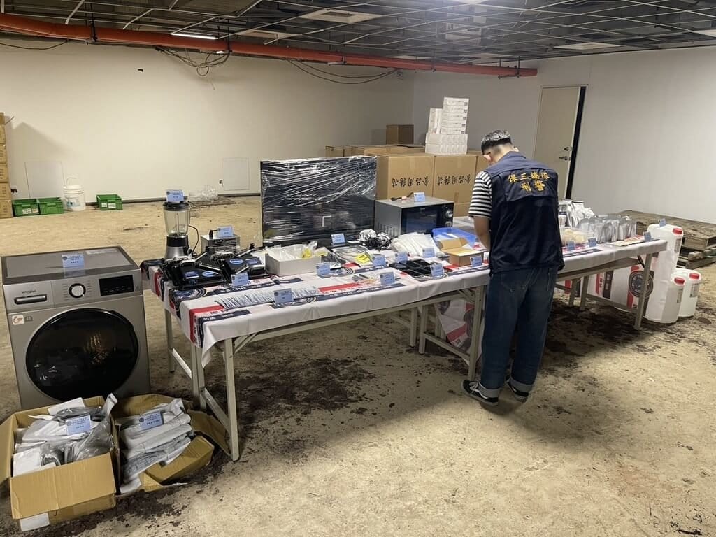 製毒集團租下桃園郊區透天厝製造彩虹菸，並將捲菸機、洗脫烘機等家電，改裝為毒品調配、乾燥與封膜「一條龍」自動化生產線，保三總隊發動搜索，逮捕2名犯嫌依法送辦。（保三總隊第一大隊提供）中央社記者王朝鈺傳真　115年9月30日