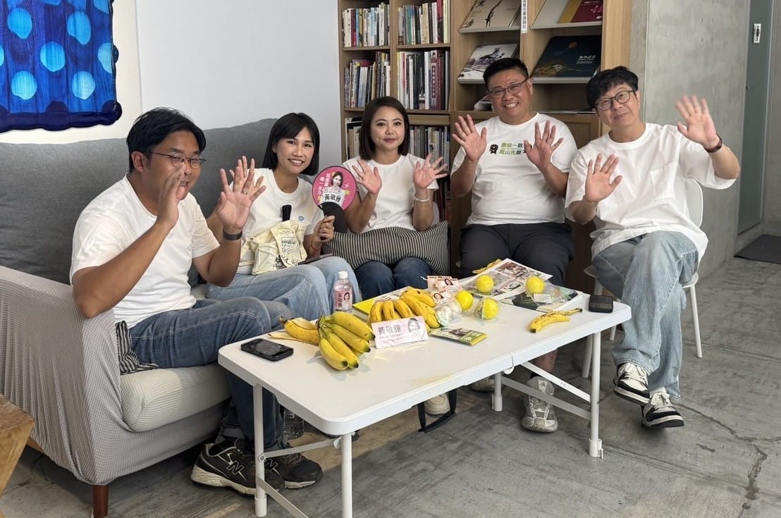 蔡秉璁、黃敬雅、林慧欣、蘇致榮、尹立(左至右)，五位來自高雄不同選區的新人合體，透過「Wecare高雄」臉書粉專直播，暢談對高雄未來的想法。 圖：孫家銘／翻攝