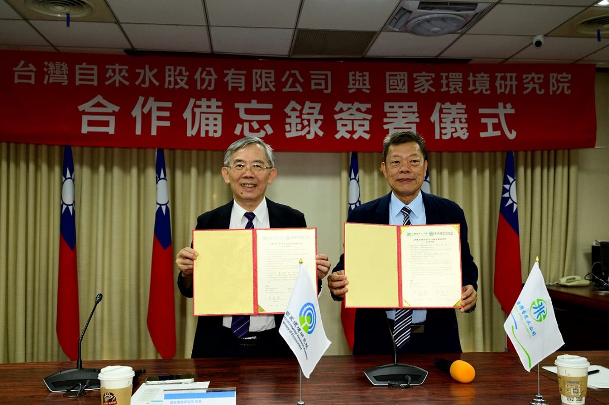 國環院與台水公司雙方簽署合作備忘錄。圖左為國家環境研究院長張順欽，圖右為台灣自來水股份有限公司董事長李嘉榮。 圖:國家環境研究院  提供
