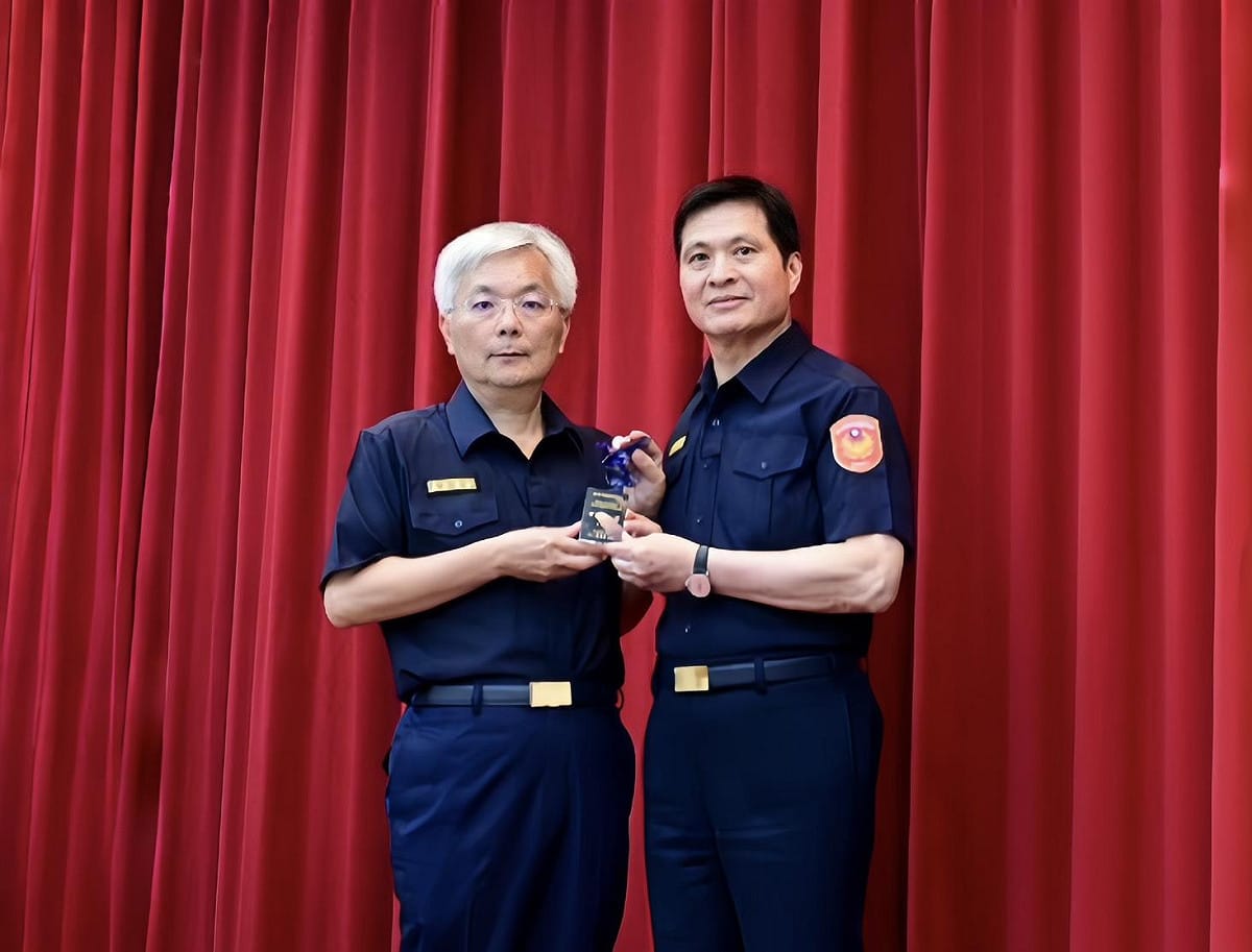 台北市警局榮獲內政部警政署「精進全國打擊詐欺行動專案」第二季績效評比全國第一名，警政署長張榮興（左）與該局局長合影。 圖：北市警察局提供