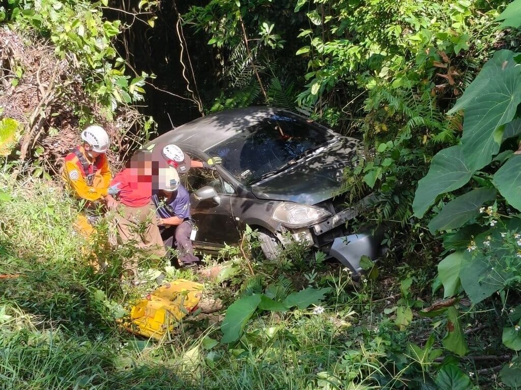 嘉義縣竹崎山區29日發生一件轎車滑落果園翻車事故，警消獲報架設繩索救援，將受困駕駛救出送醫。（警方提供）中央社記者蔡智明傳真　115年9月30日