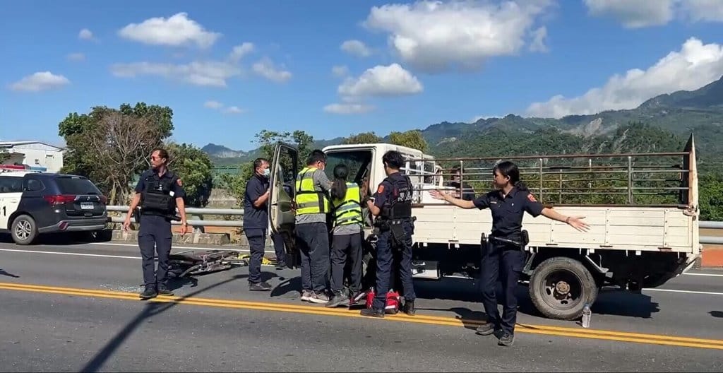 駕駛貨車的陳姓男子30日在台東市郊擦撞自小客車，一路沿著台9線花東縱谷公路往北肇逃，在鹿野鄉遭優勢警力攔下後自殘拒捕，警方合力將陳男拉出車外，戒護送醫。（請珍惜生命。自殺防治專線（24小時）：0800-788-995；生命線：1995。）（民眾提供）中央社記者盧太城台東傳真　115年9月30日