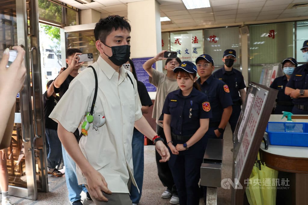 藝人王大陸（前左）等人被控個資法等案件，30日下午在台灣高等法院開庭，王大陸不發一語，快速進入法院。中央社記者吳家昇攝　115年9月30日