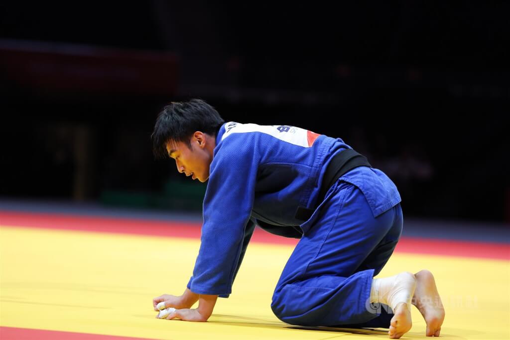 台灣柔道一哥楊勇緯（藍衣）對上中國選手，雙方多次激烈攻防，在1次暫停時，楊勇緯顯得疲累。中央社記者翁睿坤愛知攝　115年9月30日
