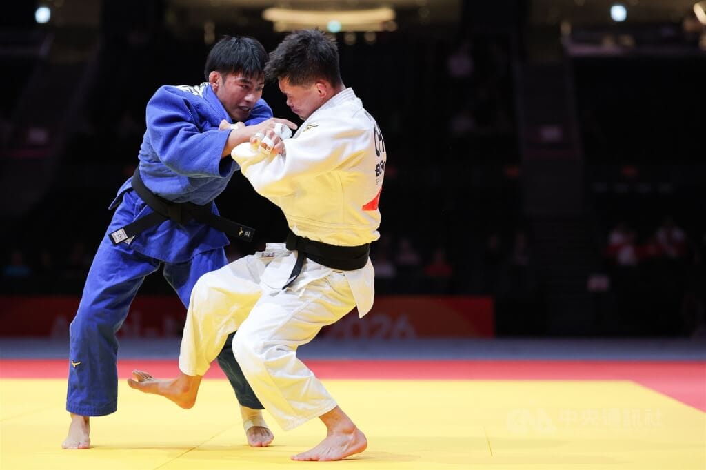 尋求亞運60公斤級金牌衛冕的台灣名將楊勇緯（藍衣）30日落入銅牌戰，與中國對手一路纏鬥，將比賽逼進黃金得分制。中央社記者翁睿坤愛知攝　115年9月30日