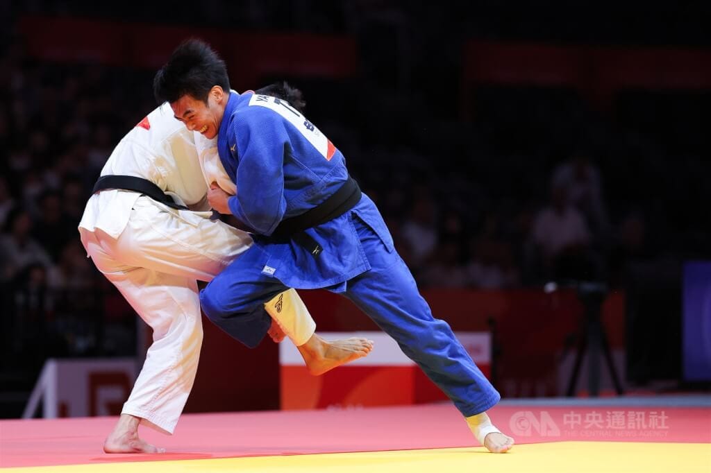 名古屋亞運30日進行柔道男子60公斤級銅牌戰，台灣好手楊勇緯（藍衣）對上中國選手，雙方多次激烈攻防，無法分出勝負。中央社記者翁睿坤愛知攝　115年9月30日