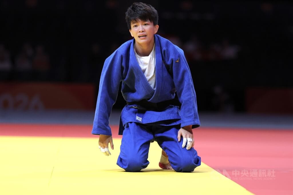 名古屋亞運30日進行柔道女子48公斤級銅牌戰，台灣好手林真豪（圖）不敵塔吉克對手遺憾吞敗，跪地難掩失落。中央社記者翁睿坤愛知攝　115年9月30日
