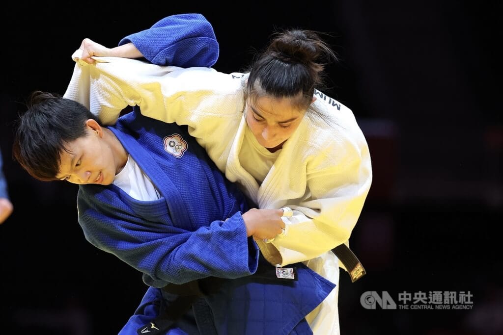 名古屋亞運柔道女子48公斤級銅牌戰30日登場，台灣好手林真豪（藍衣）未能突破對方防線，最終敗陣與獎牌擦身而過。中央社記者翁睿坤愛知攝　115年9月30日