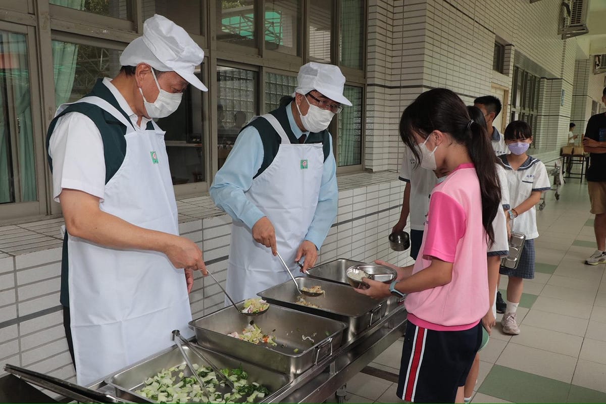 目前台南學校午餐自辦率達94.5%，全市設有57處中央廚房、供應163校，聯合供餐率達81%。 圖：台南市政府提供