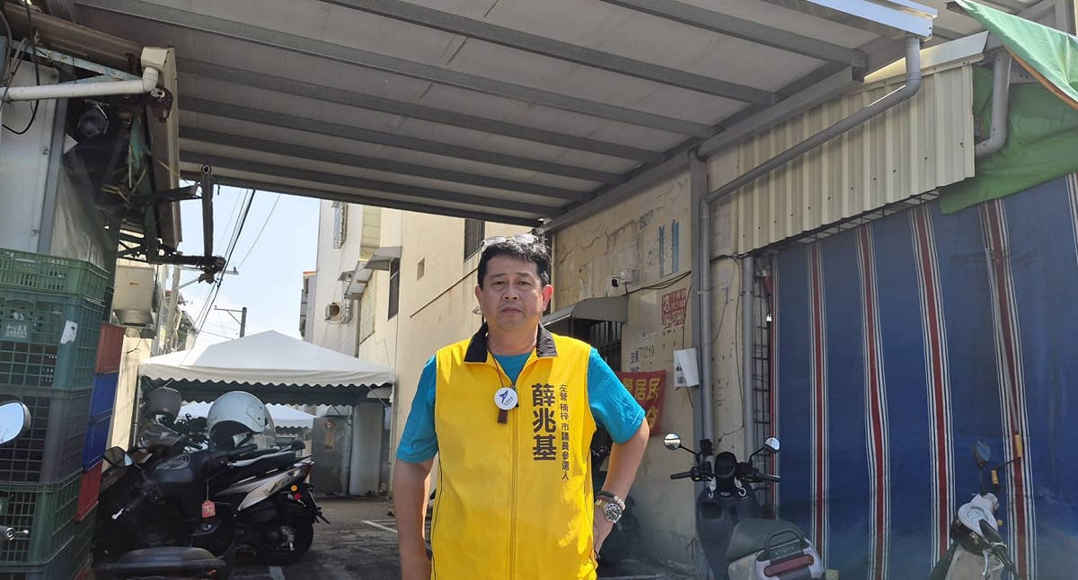 薛兆基近日接獲哈囉市場一帶居民陳情，痛批高雄左營孔廟旁的鐵皮建物存在十多年，相關單位至今仍互踢皮球。 圖：薛兆基競辦／提供