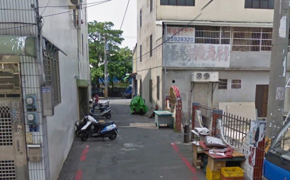 對照現場2009年的照片，如今鐵皮建物不但長期存在，近年還有擴張、影響巷道及周邊交通的情形。 圖：薛兆基競辦／提供