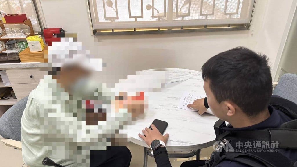 台中林姓男子（左）日前加入網路投資群組，群內網友聲稱中秋節過後股市將變盤，可協助他代操盤「穩定獲利」，林男便到銀行欲匯款新台幣200萬給對方，警方獲報到場成功阻詐，避免造成損失。（翻攝照片）中央社記者蘇木春傳真　115年10月1日