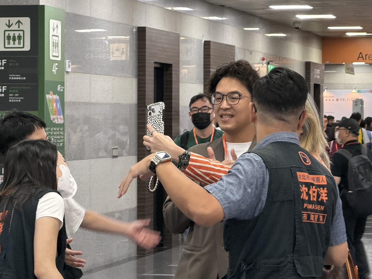 民進黨台北市長參選人沈伯洋參與活動，有民眾找他合照。 圖：高逸帆／攝
