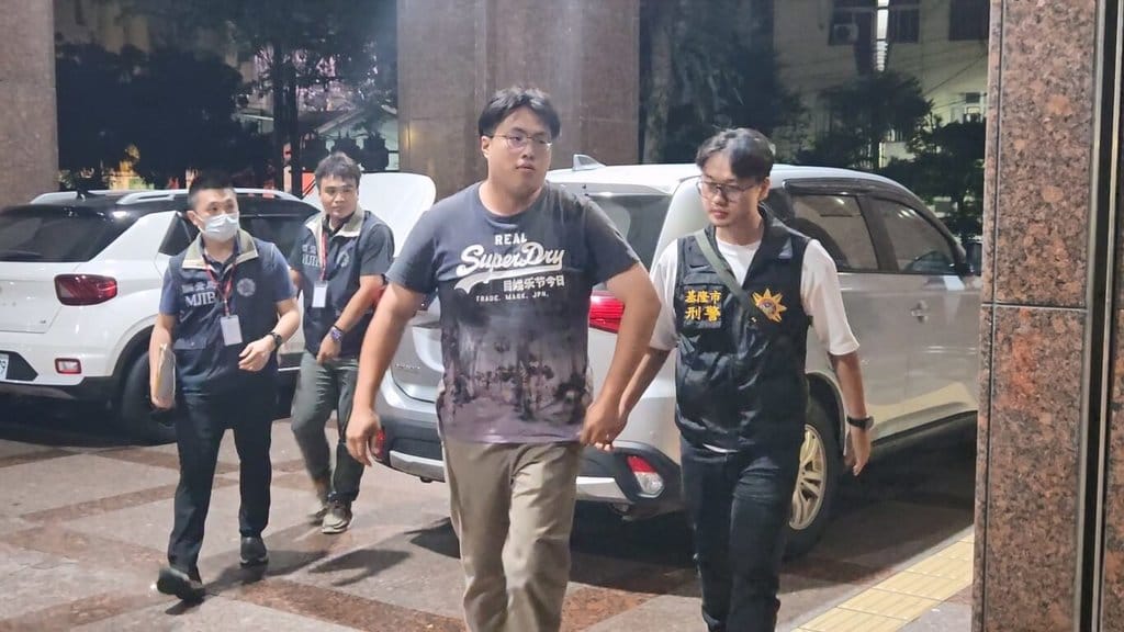 基隆地檢署偵辦國民黨基隆市仁愛區議員參選人曾維祥（右2），涉嫌以公共補助款購買月餅禮盒，藉中秋節名義發放里民賄選，檢察官9月30日發動搜索並約談44人，經漏夜複訊後，諭令曾維祥新台幣50萬元交保，其餘選民及證人均請回。（讀者提供）中央社記者王朝鈺傳真　115年10月1日