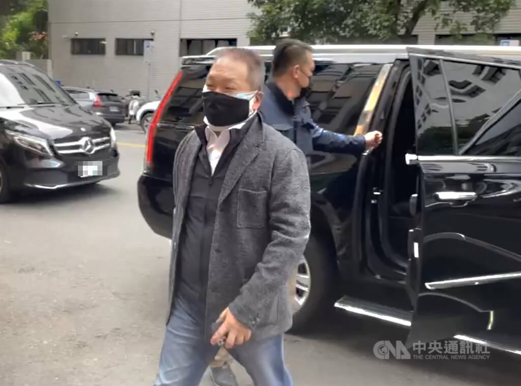 東森購物董事長王令麟（前中）涉獄政弊案，一審被判刑2年2月，台灣高等法院二審改判無罪。矯正署1日表示尊重判決；高檢署將研議上訴。（中央社檔案照片）