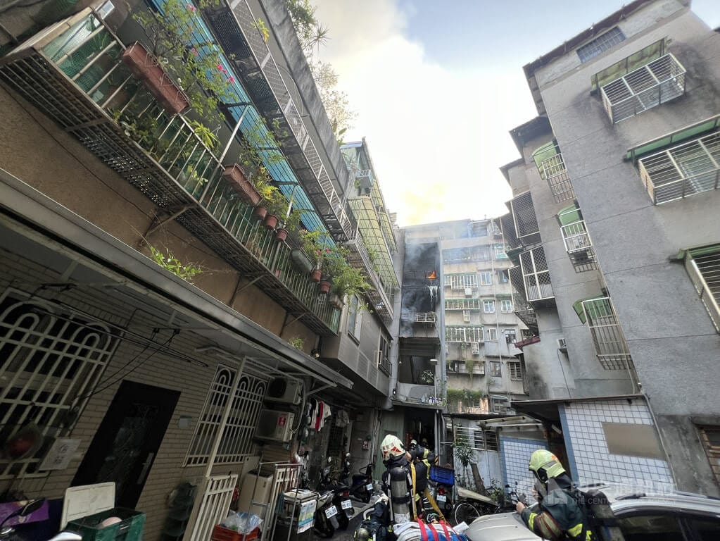 台北市萬華區德昌街附近民宅1日發生火警，起火地點為一棟公寓3樓並延燒至4樓樓梯間，火勢上午近7時撲滅，起火原因待查。（翻攝畫面）中央社記者劉建邦傳真　115年10月1日
