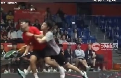日本選手(右)在亞運壁球比賽中因快速移動，衝撞到了香港選手梁子軒。 圖 : 翻攝自環球網