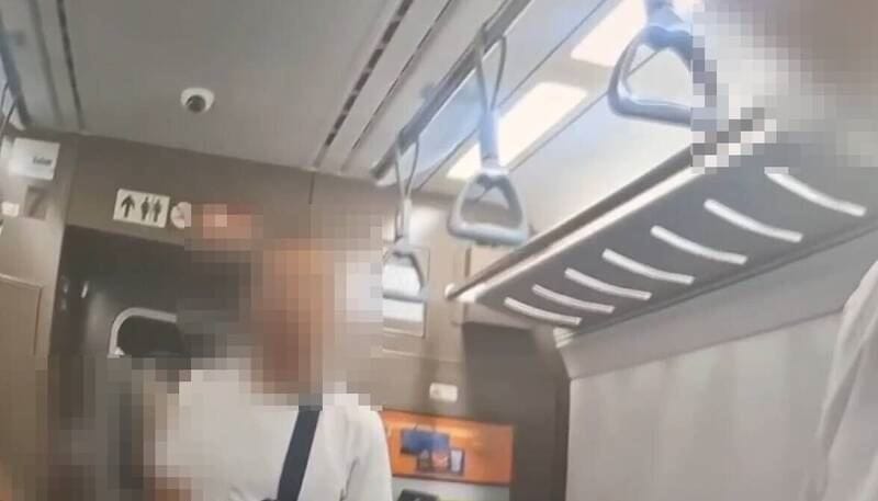 男子在列車內吸電子菸，遭警方帶下車。 圖：翻攝畫面