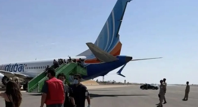 杜拜航空副機師持刀劫機行刺印度籍機師，機師負傷奮勇打開艙門讓乘客入內一同壓制副機師，讓機上百名乘客獲救。 圖：翻攝自X
