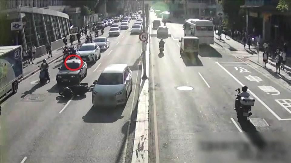 王姓老翁遭後車撞倒後，拖鞋噴飛到隔壁車頂。 圖：翻攝畫面