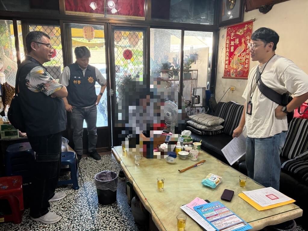 雲林縣西螺鎮陳姓里長參選人此屆以些微票數落選，今年為圖增加當選機率，3月起邀集熟人以寄居名義遷戶口，雲林地檢署9月30日執行搜索，並通知、傳喚被告及相關證人共計16人到案說明。圖為專案小組搜索。 （檢方提供）中央社記者姜宜菁傳真　115年10月1日