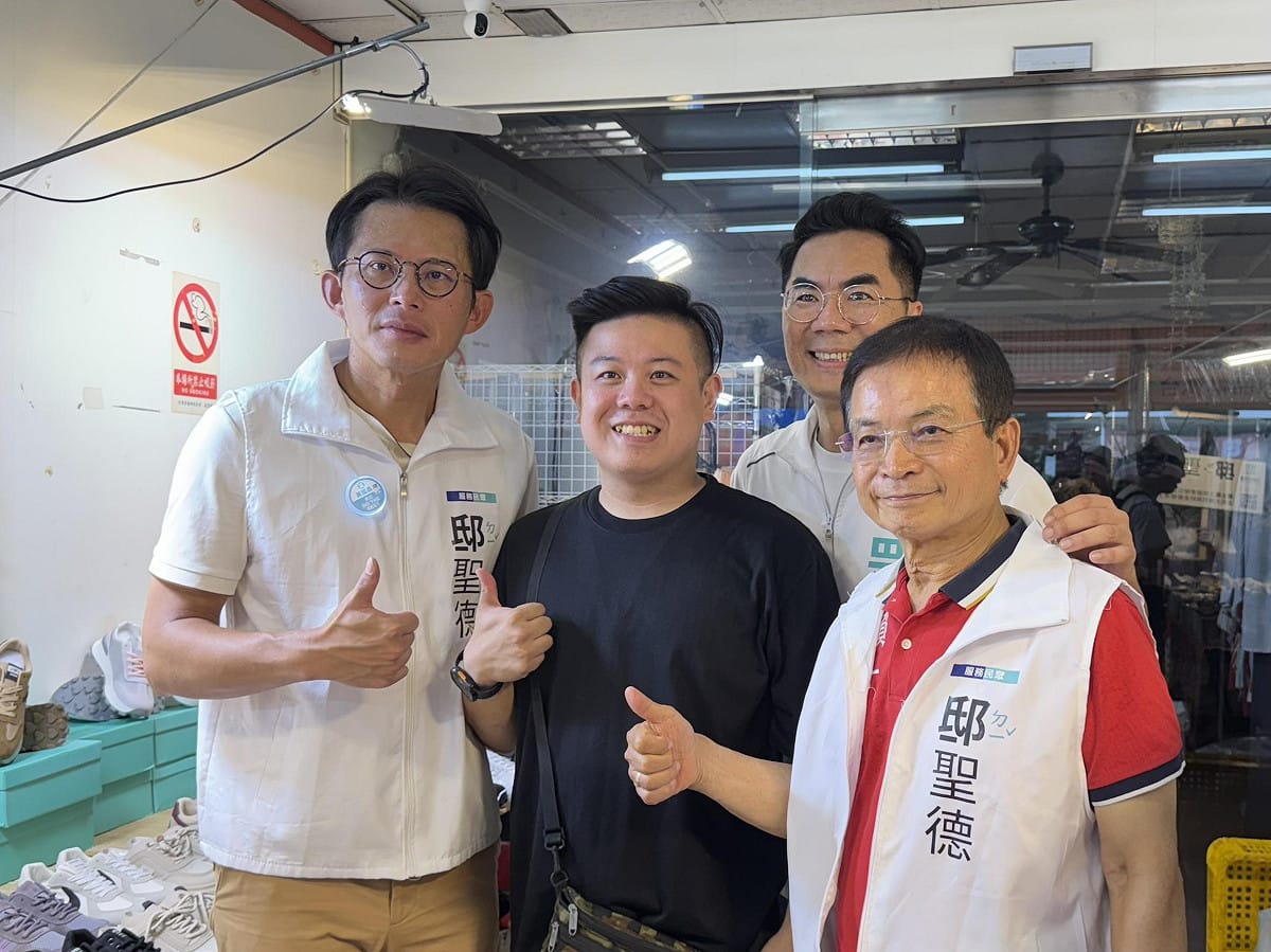 民眾黨主席黃國昌、國民黨立委賴士葆今陪同民眾黨新北市議員參選人邸聖德掃街。 圖：民眾黨 / 提供