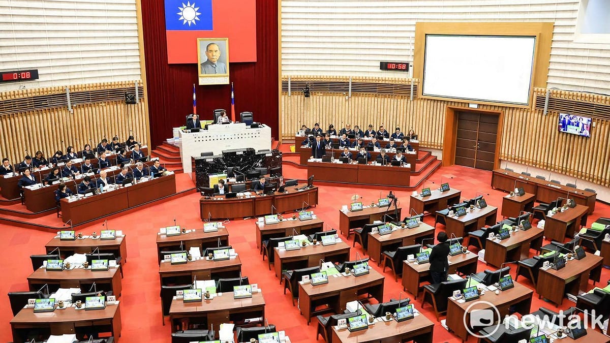 高雄市長陳其邁於市政總質詢表示，高雄要跟自己賽跑，不設限持續打拚向前，打造更具競爭力的城市。 圖：高市府提供