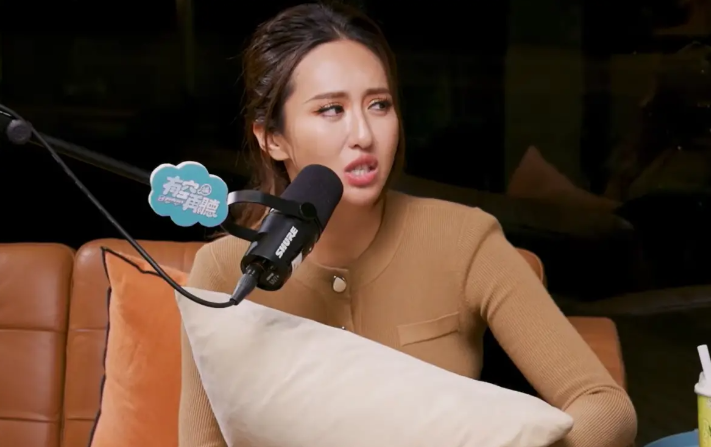 薔薔近日登上派翠克的Podcast，透露自己不排斥有小孩，但可能會選擇「請別人生」，遭質疑支持代孕。 圖：翻攝自泰坦星文創YT頻道