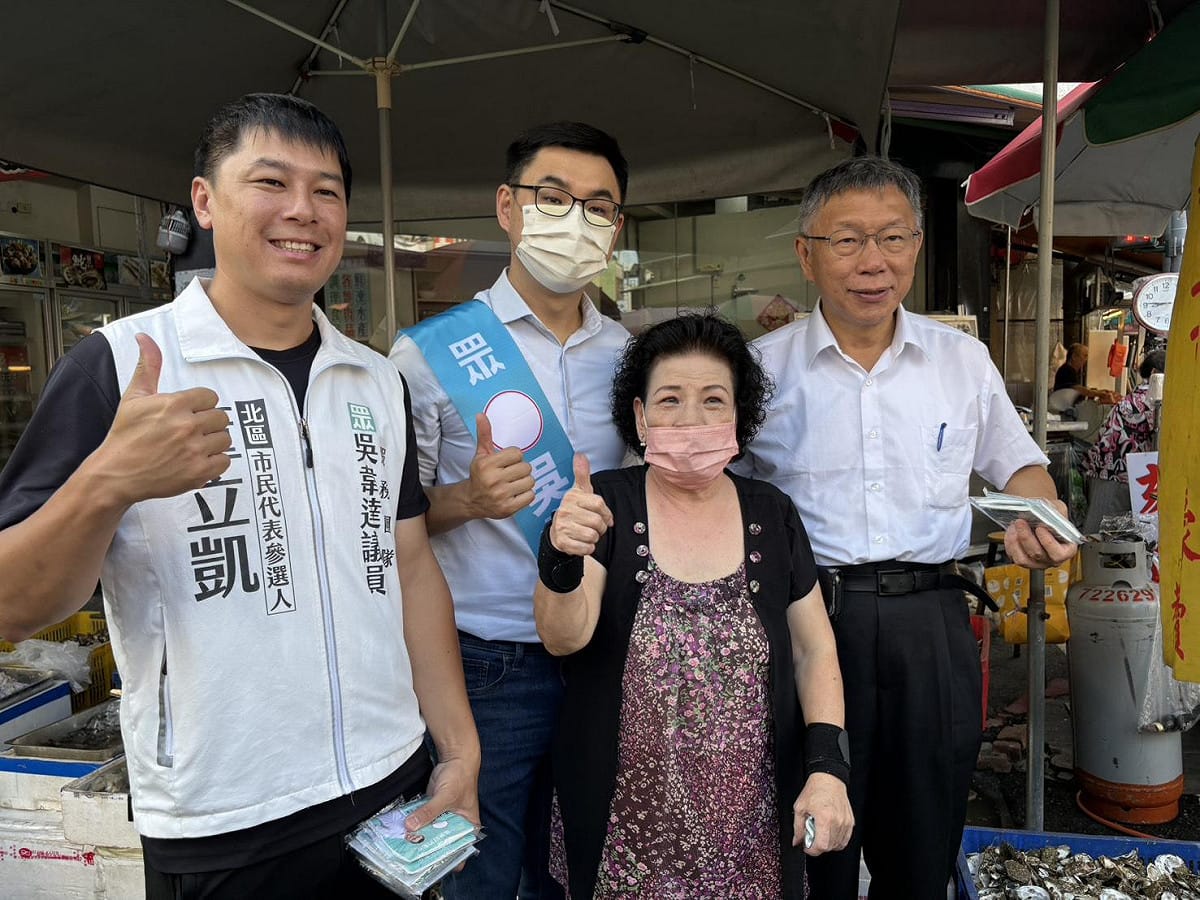 柯文哲今天前往彰化為黨籍市民代表參選人郭凱倫助選時，也有支持者送上2支甘蔗祝福當選，一旁競選團隊則小心接過甘蔗，現場民眾也笑喊：「這個可要收好，不能亂丟。」