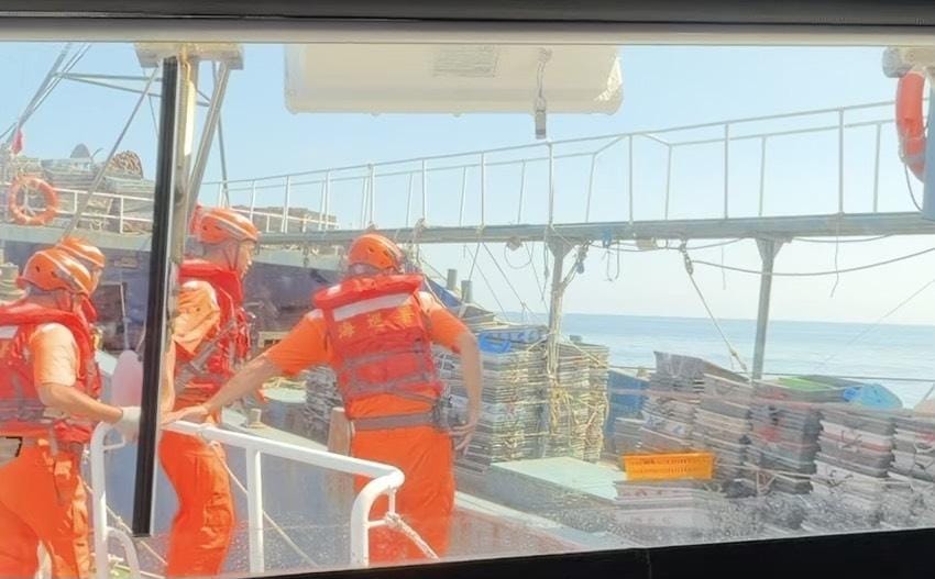 第八（澎湖）海巡隊繼昨日（9/30）日查扣1艘越界作業中國籍漁船後，今日（10/1）再於西嶼西北海域查獲1艘越界違規拖網作業的中國籍漁船。 圖：海巡署提供