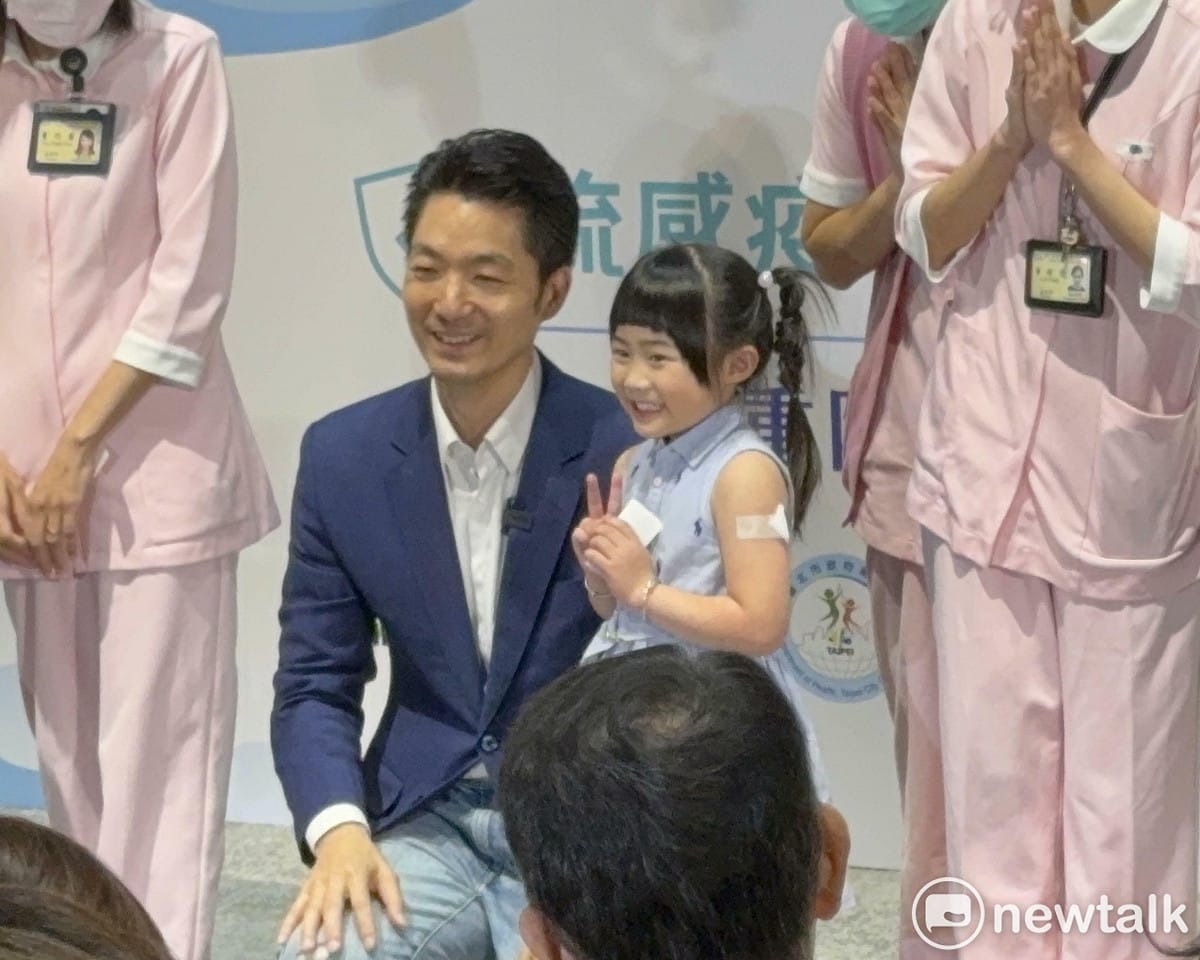 台北市長蔣萬安與女童在施打疫苗後一起合影。 圖：周煊惠 / 攝