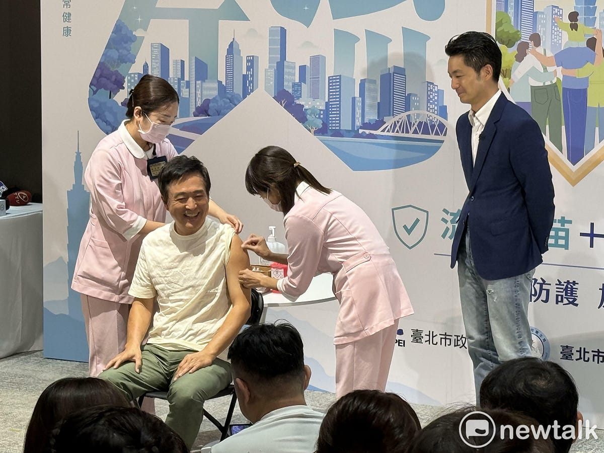 台北市長蔣萬安觀看藝人檢場施打疫苗。 圖：周煊惠 / 攝