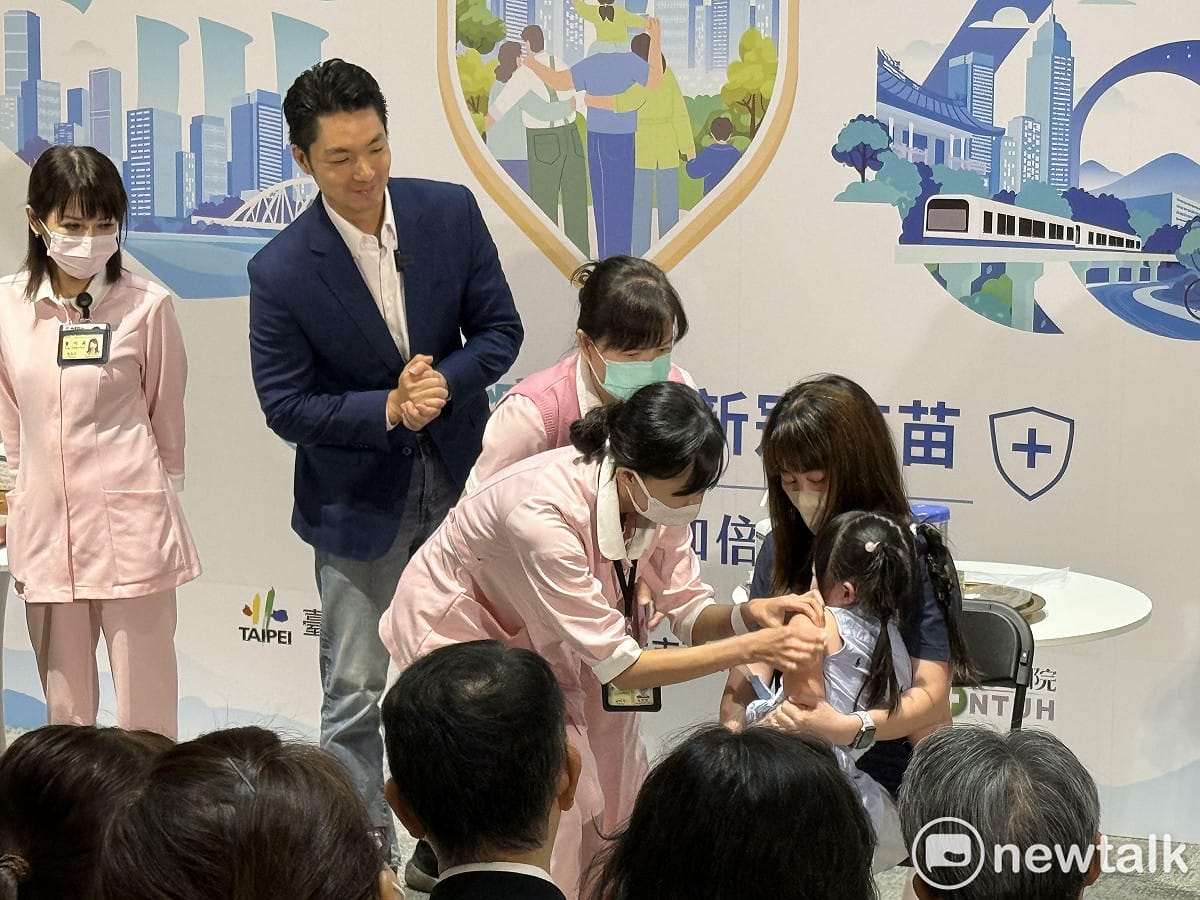台北市長蔣萬安觀看女童施打疫苗。 圖：周煊惠 / 攝