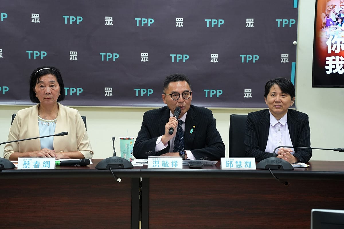 民眾黨立委蔡春綢（左起）、洪毓祥、邱慧洳。 圖：民眾黨團 / 提供
