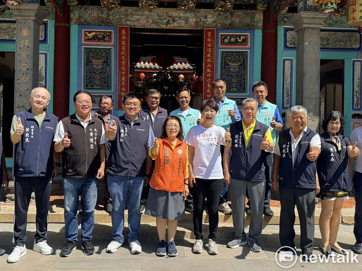 吳淑瑾與陳亭妃今天前往馬公城隍廟 參香後，並一起前往朝陽社區。社區牆上掛著一張當年 陳光復縣長與 蔡英文前總統在社區共餐的照片，令人倍感溫馨。她們隨即與社區長者一起用餐、一起慶生，陳亭妃非常肯定民進黨執政團隊對澎湖社區長期的照顧與延續，好的政策我們就要繼續做、做更好。 圖：吳淑瑾競辦提供