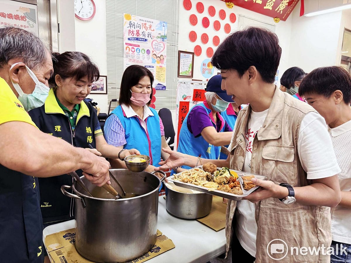 吳淑瑾與陳亭妃今天前往馬公城隍廟 參香後，並一起前往朝陽社區。社區牆上掛著一張當年 陳光復縣長與 蔡英文前總統在社區共餐的照片，令人倍感溫馨。她們隨即與社區長者一起用餐、一起慶生，陳亭妃非常肯定民進黨執政團隊對澎湖社區長期的照顧與延續，好的政策我們就要繼續做、做更好。 圖：吳淑瑾競辦提供