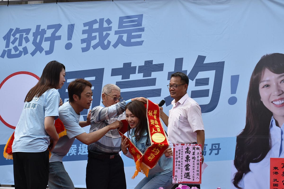 叔公祖周朝清(中)親自為周芸均(右二)披上候選人彩帶。 圖：孫家銘／拍攝