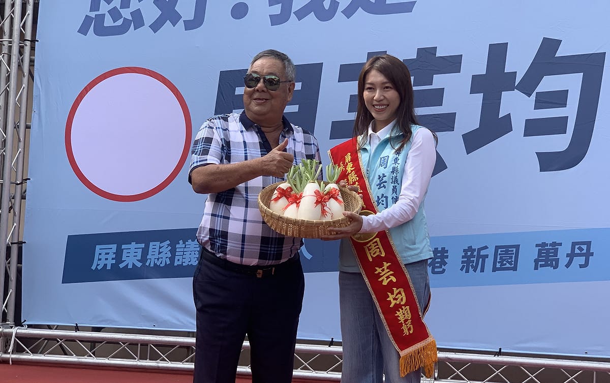 程清水(左)送周芸均(右)好彩頭。 圖：孫家銘／拍攝