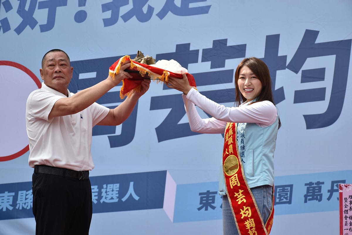 盧文瑞(左)送周芸均(右)喻意「包中」的包子、粽子。 圖：孫家銘／拍攝