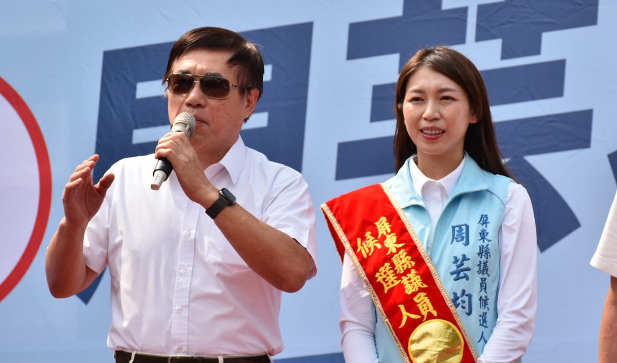 郝龍斌(左)期許周芸均(右)延續父親服務地方的態度。 圖：孫家銘／拍攝