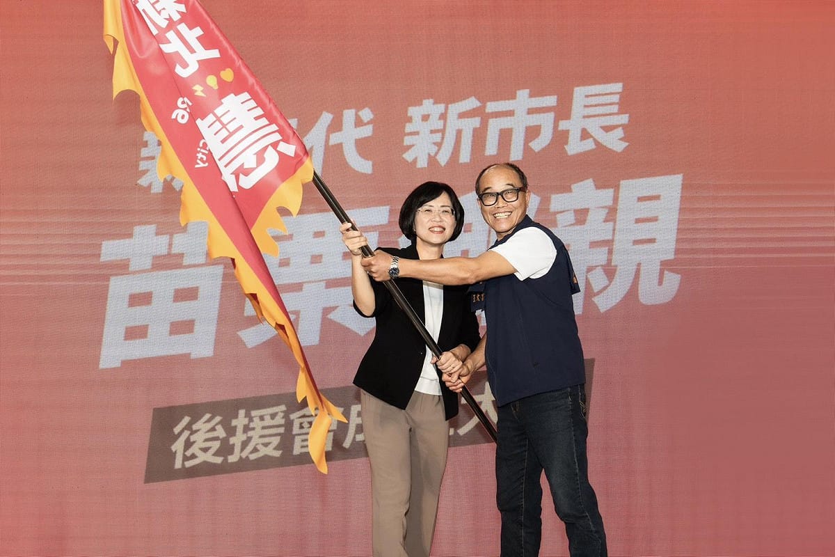 蘇巧慧與苗栗縣長候選人陳品安步入會場時，眾人一邊揮舞旗幟，一邊高喊「蘇巧慧凍蒜！陳品安凍蒜！」，氣氛相當熱烈。 圖：蘇巧慧競總提供