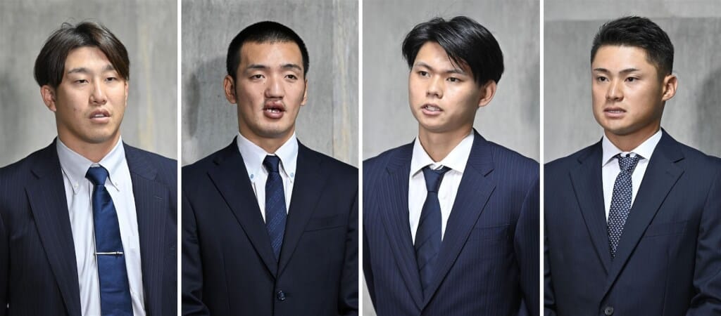 日職廣島鯉魚隊內野手小園海斗（左1）、矢野雅哉（左2）、前川誠太（右2），以及外野手田村俊介（右1）。（共同社）
