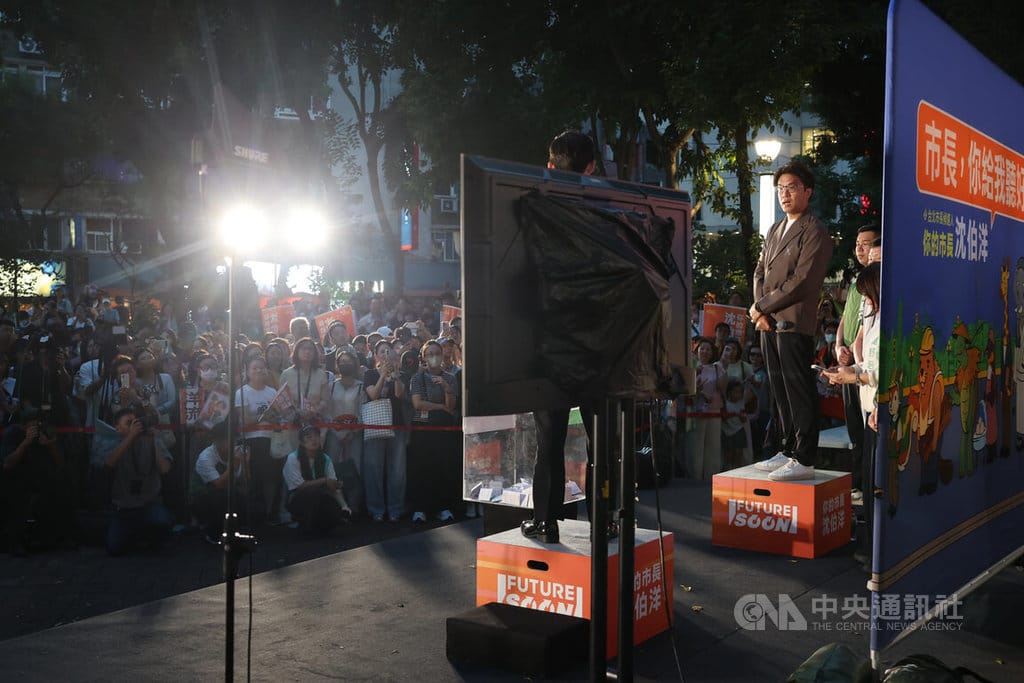 民進黨台北市長參選人沈伯洋（右咖啡色西裝者）1日在大安區瑠公公園舉辦「市長，你給我聽好了！」肥皂箱開講活動，現場邀請民眾上台提問，沈伯洋專注聆聽並回應。中央社記者趙世勳攝　115年10月1日 圖：中央社提供