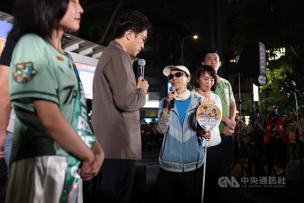 民進黨台北市長參選人沈伯洋（左2）1日在大安區瑠公公園舉辦「市長，你給我聽好了！」肥皂箱開講活動，與民眾討論協助視覺障礙者在公共空間設置導盲磚等議題，近距離和市民交流。中央社記者趙世勳攝　115年10月1日 圖：中央社提供